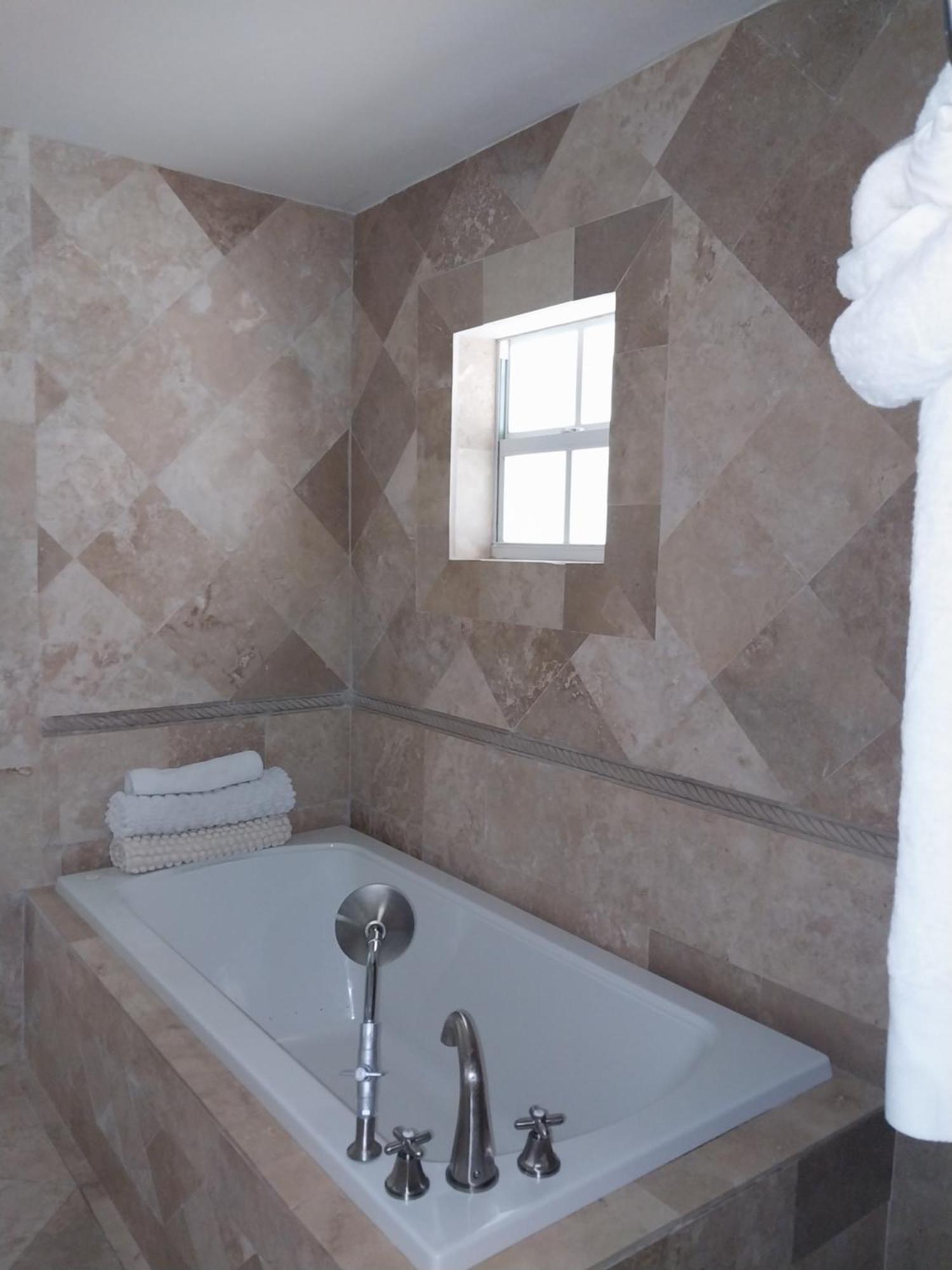 Private Guest House 2 Bedrooms & 2 Baths Near Grace Bay Beach & Long Bay Beach. Екстериор снимка